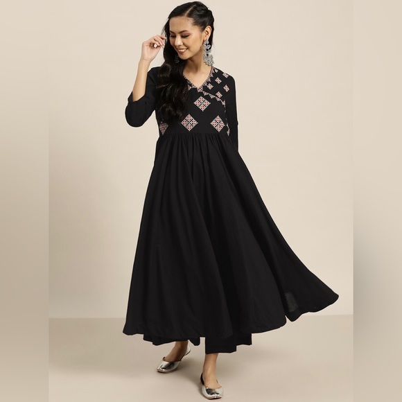 Women Black & White pure cotton embroidered Anarkali - Picture 4 of 4